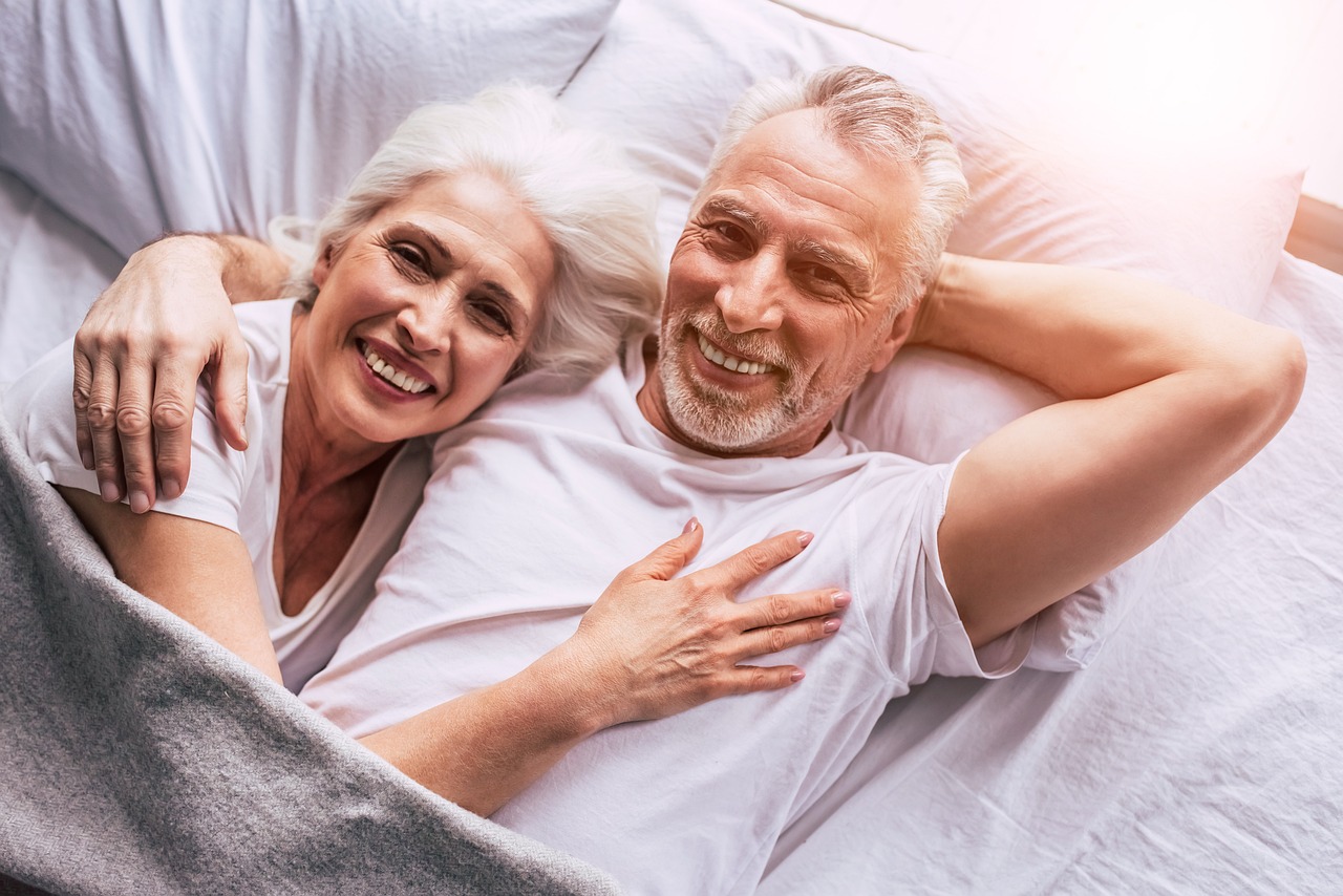 Doteky jsou důležité v jakémkoli věku. / Autor: Pixabay.com