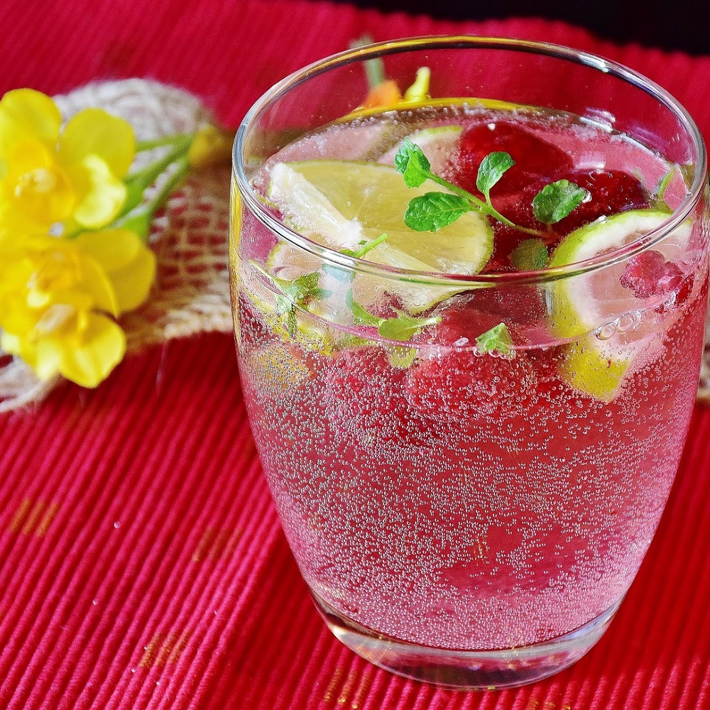 Minerální voda ochucená citronem je zdravější alternativou slazených nápojů. / Autor: Pixabay.com