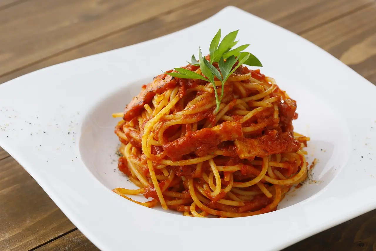 Italská omáčka na špagety se připravuje z čerstvých rajčat / Autor: Pexels.com